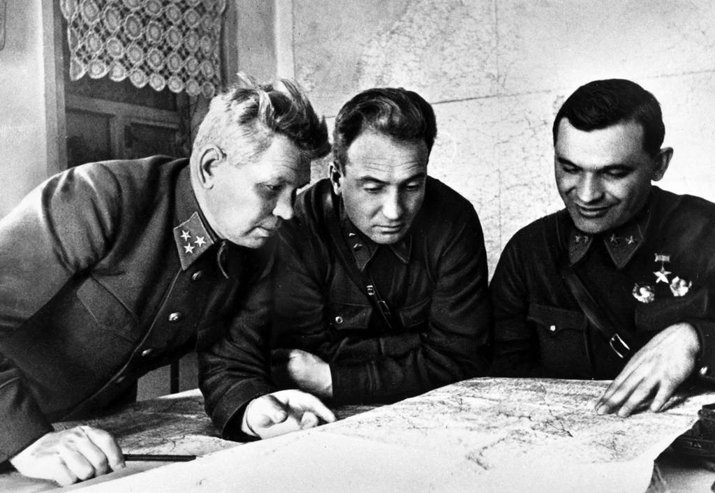 В штабе 57-й армии (слева направо): командующий армией Д.И. Рябышев, член Военного совета Ф.Н. Воронин, заместитель командующего Я.Г. Крейзер. Январь 1942